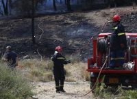 Πυρκαγιά στα Γλυκά Νερά κοντά στον οικισμό – Σηκώθηκαν εναέρια μέσα, μήνυμα από το 112