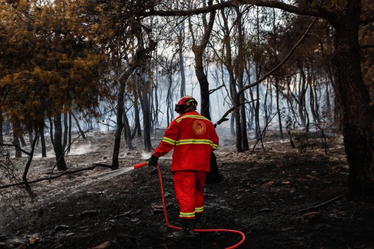 Φωτιά στα Γλυκά Νερά: Τέσσερις προσαγωγές – Από πτώση drone η πυρκαγιά [vid]