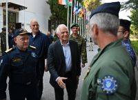 Επίσκεψη Δένδια και Μπορέλ στο Στρατηγείο της επιχείρησης «ΑΣΠΙΔΕΣ» στη Λάρισα