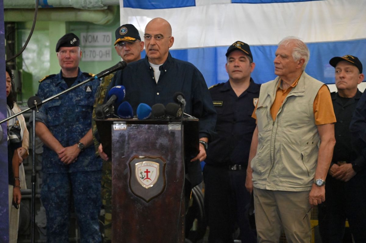 Δένδιας και Μπορέλ επισκέφτηκαν τη φρεγάτα «Ψαρά» σε λιμάνι του Τζιμπουτί