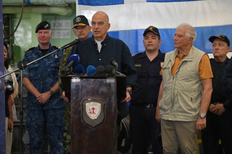 Δένδιας και Μπορέλ επισκέφτηκαν τη φρεγάτα «Ψαρά» σε λιμάνι του Τζιμπουτί