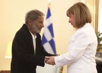H Πρόεδρος της Δημοκρατίας απένειμε παράσημο του Ανώτερου Ταξιάρχη του Τάγματος Τιμής στον Σταύρο Ξαρχάκο