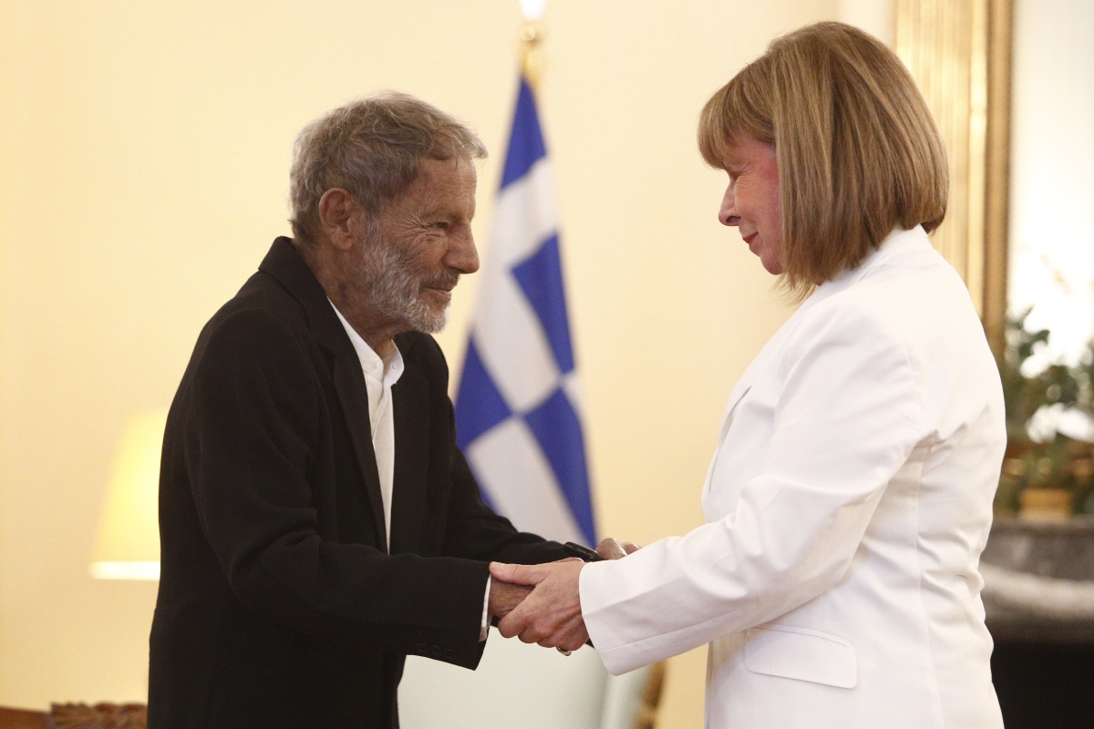H Πρόεδρος της Δημοκρατίας απένειμε παράσημο του Ανώτερου Ταξιάρχη του Τάγματος Τιμής στον Σταύρο Ξαρχάκο