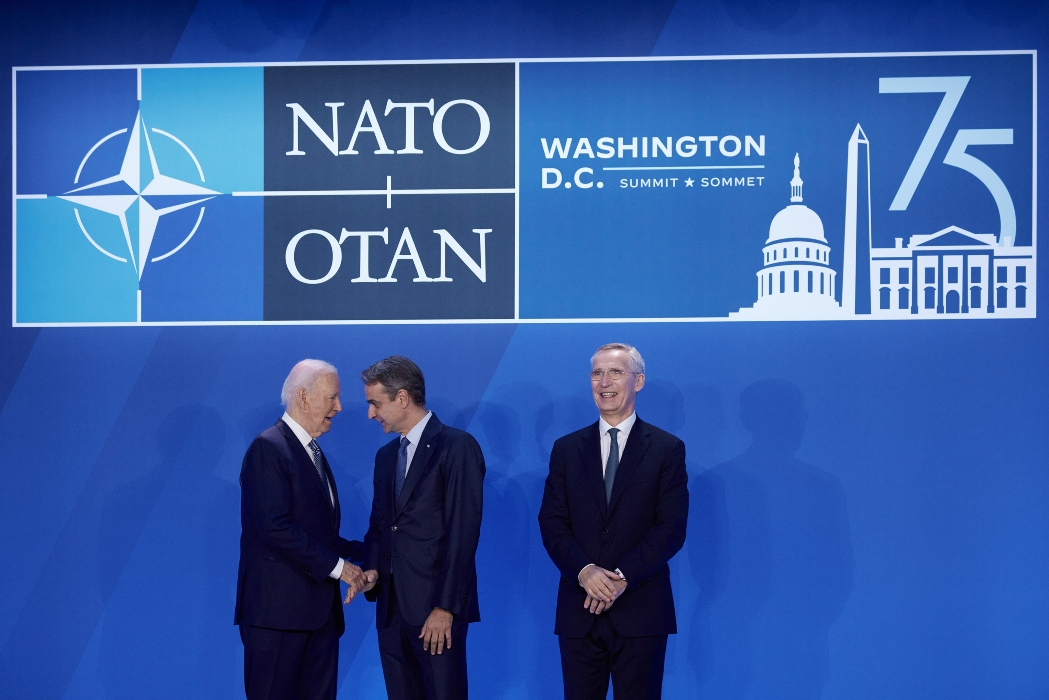 Τετ-α-τετ Μητσοτάκη-Μπλίνκεν – Η χειραψία του έλληνα πρωθυπουργού με τον Τζο Μπάιντεν