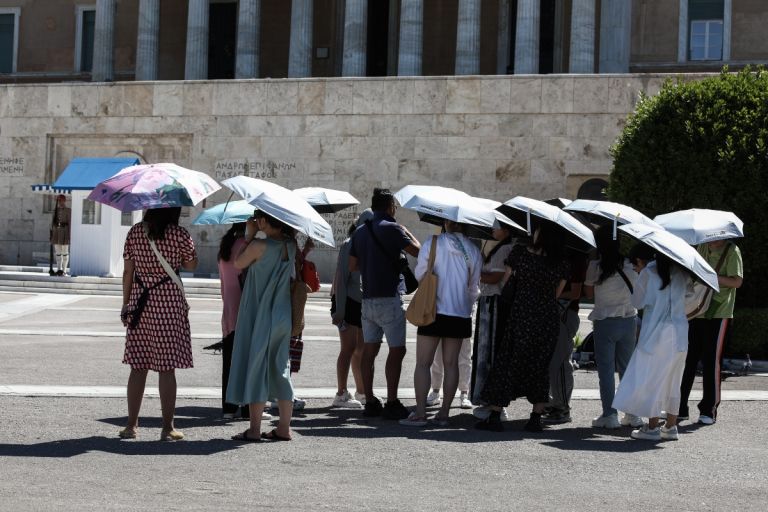 Καύσωνας: Έρχεται κορύφωση την Πέμπτη – Μέχρι πότε θα είναι στα “κόκκινα” η χώρα [vid]