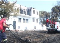 Καλύτερη η εικόνα της φωτιάς στη Θεσσαλονίκη, προκάλεσε ζημιές σε σπίτια [vid]