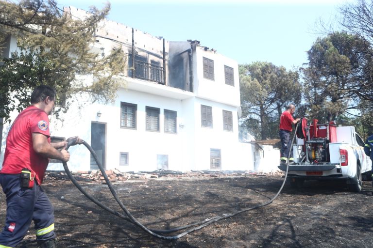 Καλύτερη η εικόνα της φωτιάς στη Θεσσαλονίκη, προκάλεσε ζημιές σε σπίτια [vid]