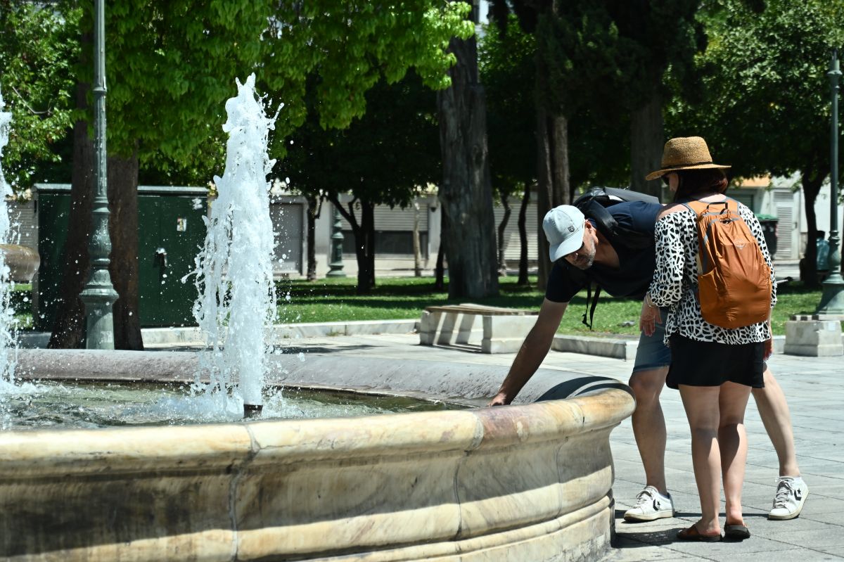 Καιρός: Επιμένει ο καύσωνας – Αποκλιμάκωση από την Τετάρτη