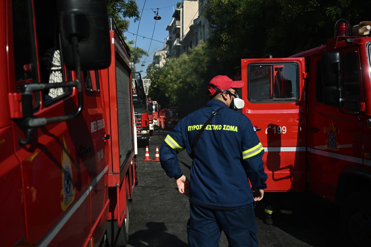 Περιστέρι: Χωρίς τις αισθήσεις του εντοπίστηκε ηλικιωμένος κατά την κατάσβεση φωτιάς σε διαμέρισμα