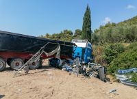 Σοκ από το τροχαίο με τους 4 νεκρούς -Ανάμεσά τους ένα μωρό και ένα 12χρονο κορίτσι,η νταλίκα συνέθλιψε τα ΙΧ Σοκ από το τροχαίο με τους 4 νεκρούς -Ανάμεσά τους ένα μωρό και ένα 12χρονο κορίτσι,η νταλίκα συνέθλιψε τα ΙΧ