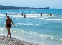 Καιρός: Ενισχυμένο το μελτέμι σήμερα και αύριο – Τους 38 βαθμούς θα αγγίξει ο υδράργυρος [vid]