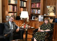 Μητσοτάκης σε Σακελλαροπούλου: Παραμένουμε προσηλωμένοι στο μέτωπο της τιθάσευσης των τιμών