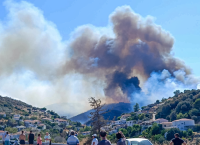 Καίει ανεξέλεγκτη η φωτιά στην Εύβοια: Οι φλόγες πέρασαν την εθνική οδό