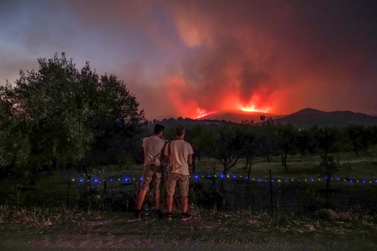 Φωτιά στην Εύβοια: Ολονύχτια μάχη στο πύρινο μέτωπο – Καίγεται πευκοδάσος [vid]