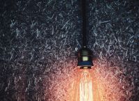 Ηλεκτρικό ρεύμα: Κλιμακωτές επιδοτήσεις στους λογαριασμούς με έκτακτο τέλος στους ηλεκτροπαραγωγούς