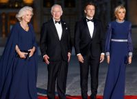 Δείπνο χλιδής με σπάνια κρασιά και γαλάζιους αστακούς προς τιμήν του Καρόλου αδειάζει το ταμείο των Ηλυσίων