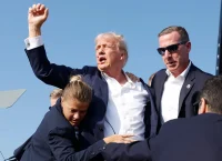 Politico: Η υψωμένη γροθιά του Τραμπ θα γράψει ιστορία και θα καθορίσει την υποψηφιότητά του Politico: Η υψωμένη γροθιά του Τραμπ θα γράψει ιστορία και θα καθορίσει την υποψηφιότητά του