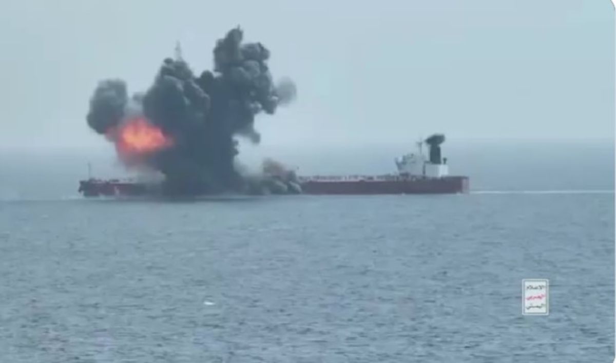 Η στιγμή της επίθεσης των Χούθι στο δεξαμενόπλοιο ελληνικών συμφερόντων «MT Chios Lion»