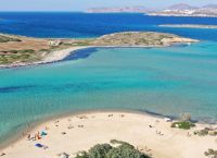 Υπέροχα νερά, ηλιοβασιλέματα και χαλάρωση στις παραλίες της Αντιπάρου Υπέροχα νερά, ηλιοβασιλέματα και χαλάρωση στις παραλίες της Αντιπάρου