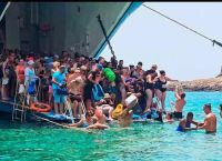 Εικόνες σοκ στον Μπάλο Χανίων: Τουρίστες αποβιβάζονται από το πλοίο με το νερό ως το λαιμό Εικόνες σοκ στον Μπάλο Χανίων: Τουρίστες αποβιβάζονται από το πλοίο με το νερό ως το λαιμό
