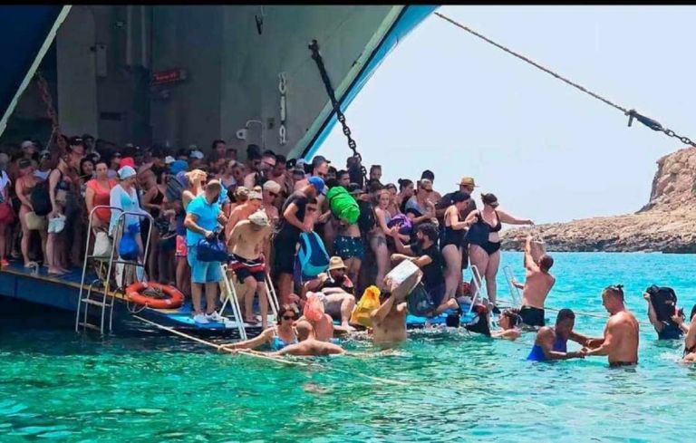 Εικόνες σοκ στον Μπάλο Χανίων: Τουρίστες αποβιβάζονται από το πλοίο με το νερό ως το λαιμό