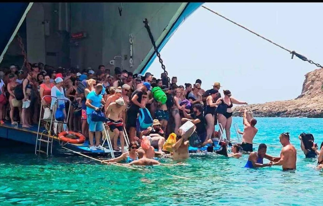 Εικόνες σοκ στον Μπάλο Χανίων: Τουρίστες αποβιβάζονται από το πλοίο με το νερό ως το λαιμό