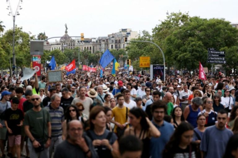 Βαρκελώνη: Kάτοικοι που διαδήλωναν κατά του υπερτουρισμού, επιτέθηκαν με νεροπίστολα σε τουρίστες