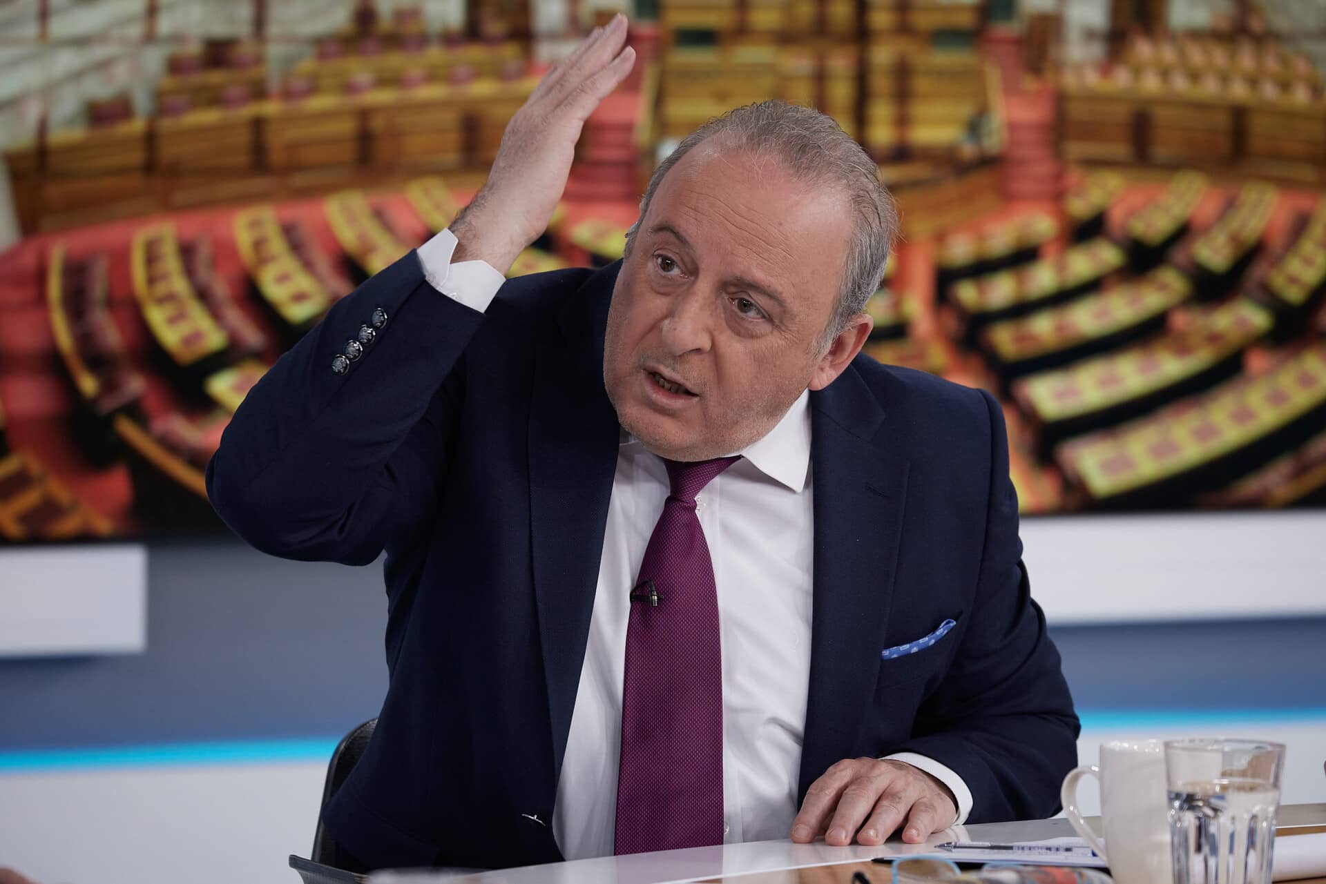 Τρέμουν όλοι απέναντι του – Επιστρέφει στην τηλεόραση ο Δημήτρης Καμπουράκης [vid]
