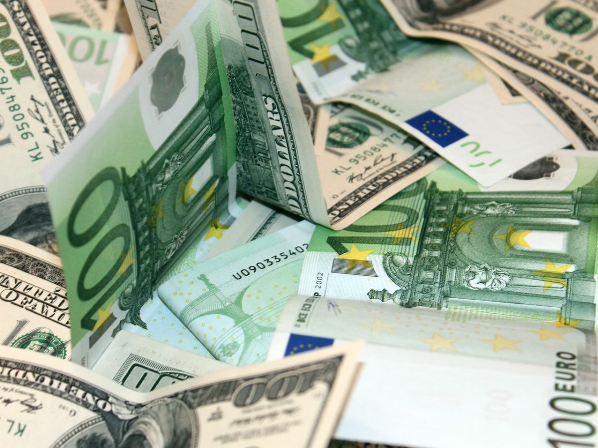Ευρώ: Υποχωρεί 0,04% έναντι του δολαρίου, στο 1,0853