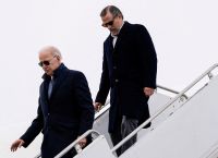 Φουντώνει η οργή για τον Μπάιντεν και την οικογένειά του
