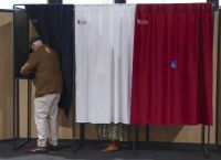 Γαλλία: Πώς διαψεύστηκαν οι δημοσκοπήσεις και ποιος θα κυβερνήσει [vid]