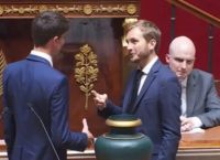 Γαλλία: Κανείς δεν χαιρέτησε ακροδεξιό βουλευτή – Τον απέφυγαν ακόμη και με “πέτρα, ψαλίδι, χαρτί”