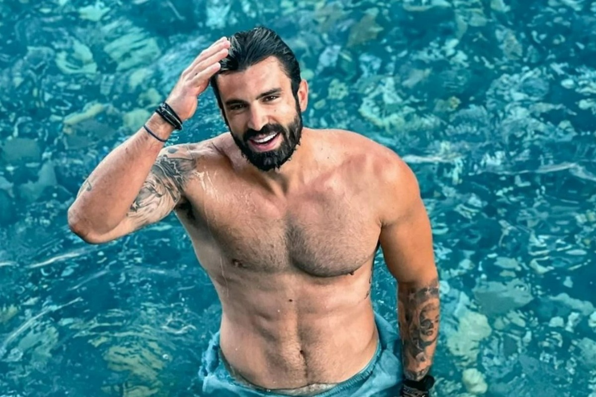 Πλέει σε πελάγη ευτυχίας ο Ηλίας Γκότσης: Ανακοίνωσε τα ευχάριστα με μία φωτογραφία με φουσκωμένη κοιλίτσα