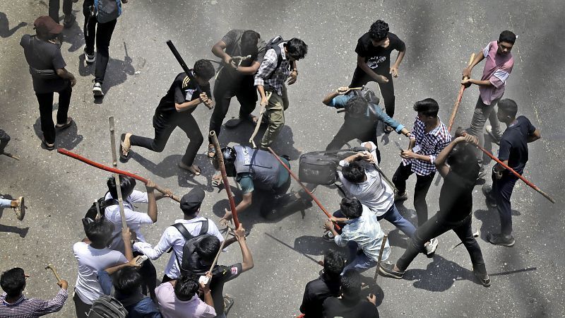 Μπανγκλαντές: Οι φοιτητές κέρδισαν, όμως το τίμημα ήταν περίπου 200 νεκροί