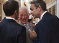 Το «πηγαδάκι» του Καρόλου με Μητσοτάκη Μακρόν στη δεξίωσή του [vid]