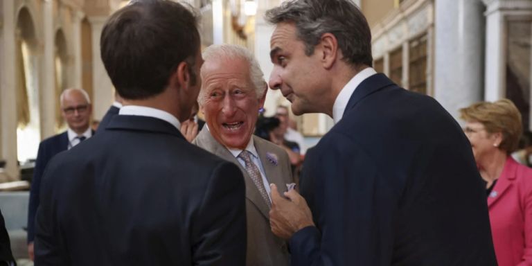 Το «πηγαδάκι» του Καρόλου με Μητσοτάκη Μακρόν στη δεξίωσή του [vid]