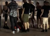 Η στιγμή που η 16χρονη επιτίθεται με μαχαίρι στη 19χρονη στον Πειραιά [vid]