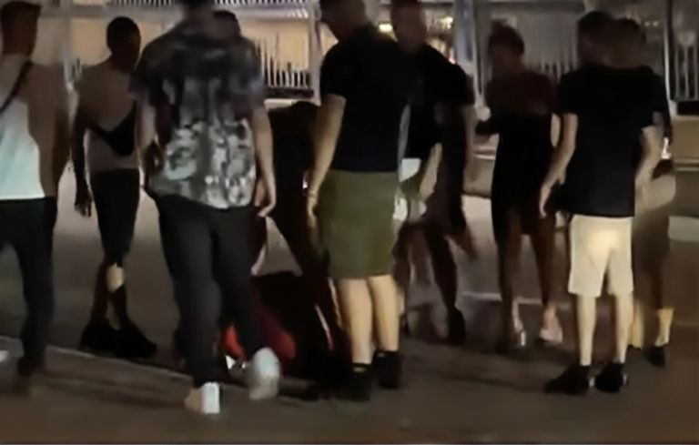 Η στιγμή που η 16χρονη επιτίθεται με μαχαίρι στη 19χρονη στον Πειραιά [vid]