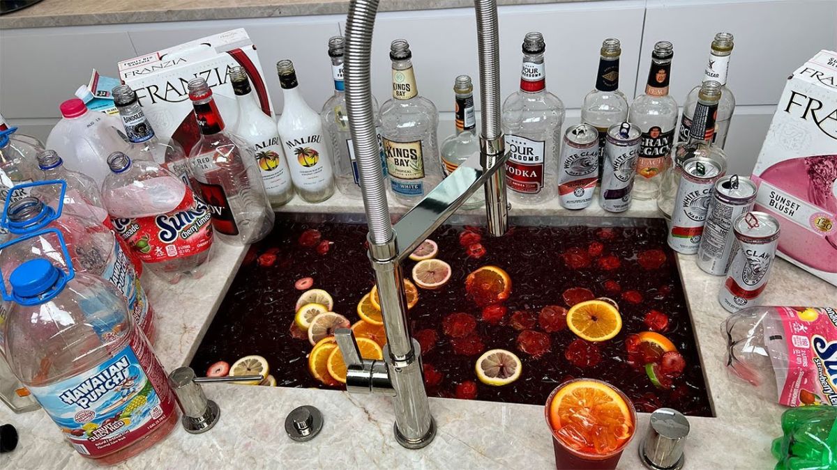 Sink drink: Η νέα επικίνδυνη τάση του TikTok που θέλει να πίνεις ποτό από τον… νεροχύτη