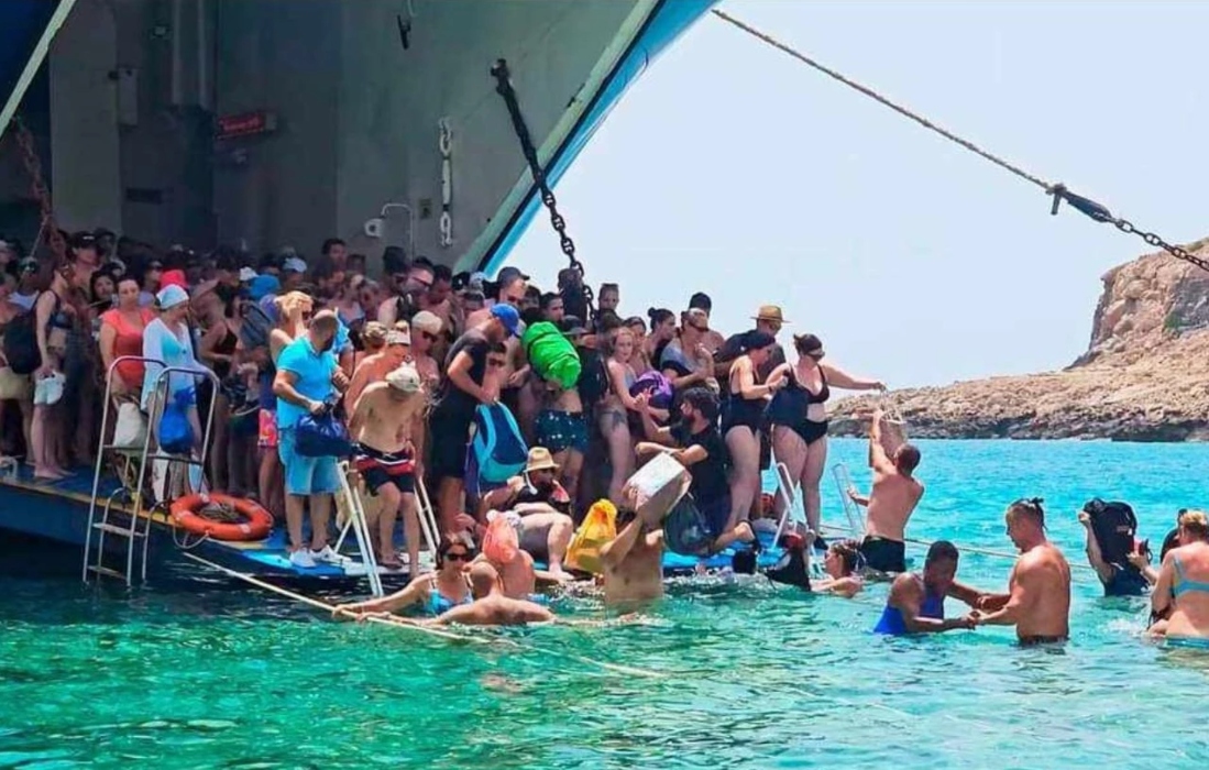 Eπέστρεψε στην παραλία του Μπάλου η πλωτή εξέδρα αποβίβασης των επισκεπτών