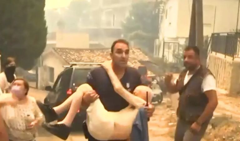 Φωτιά στην Πάτρα: Αστυνομικός πήρε αγκαλιά ηλικιωμένο και τον απομάκρυνε από τις φλόγες [vid]