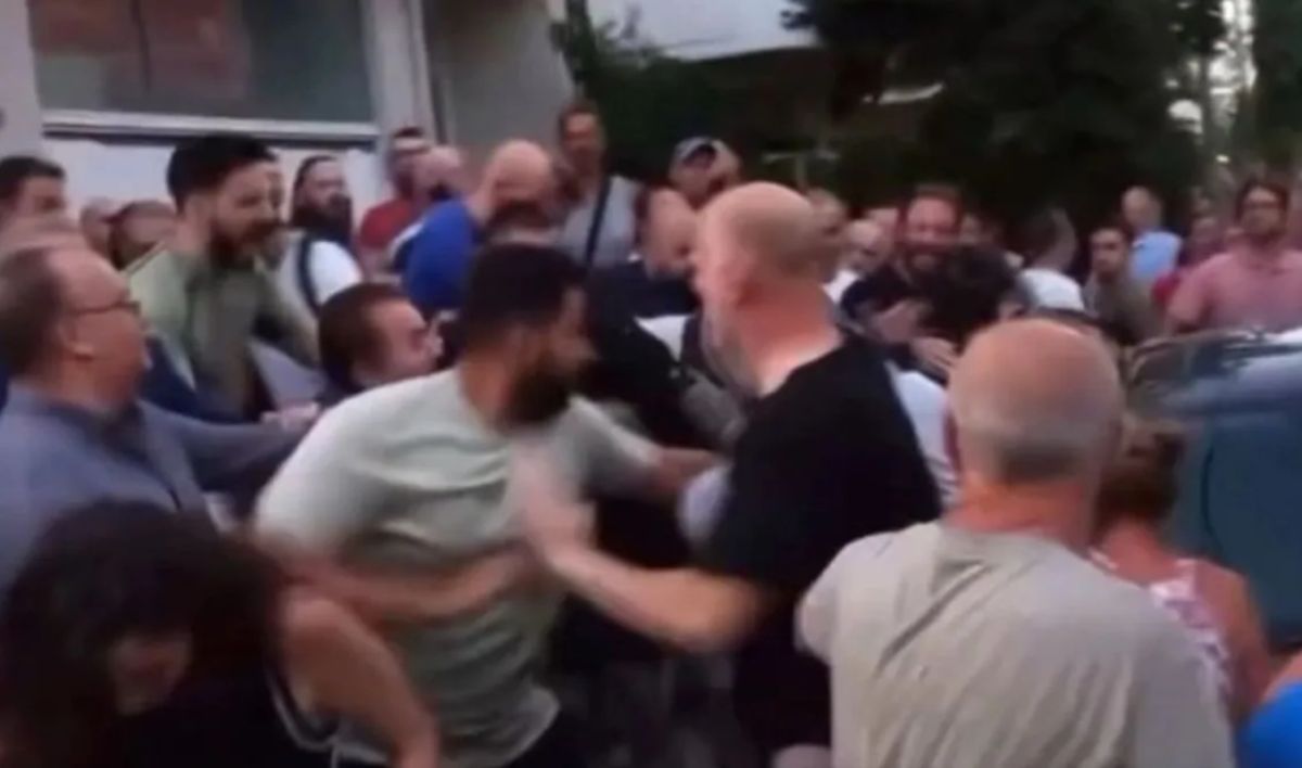 Σοκαριστικές στιγμές στην Πετρούπολη: Άγριο ξύλο μεταξύ κατοίκων έξω από δομή ασυνόδευτων ανηλίκων