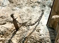 Έκλεψαν το γαλλικό Εξκάλιμπερ που βρισκόταν 1.300 χρόνια καρφωμένο σε βράχο της πόλης Ροκαμαντούρ [vid]
