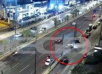 Βίντεο σοκ από τροχαίο στη λεωφόρο Συγγρού – Αυτοκίνητο καρφώνεται πάνω στη νησίδα [vid]