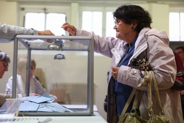 Σπεύδουν να ψηφίσουν οι Γάλλοι: Στο 26,63% η συμμετοχή -Αυξήθηκε σε σύγκριση με τον α΄ γύρο