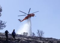 Δύο φωτιές στη Θάσο: Ξέσπασαν από κεραυνό – Στη μάχη και εναέρια μέσα