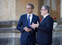 Συνάντηση Μητσοτάκη με Στάρμερ στη Μεγάλη Βρετανία: Συμφώνησαν να έχουν σύντομα διμερή συνάντηση