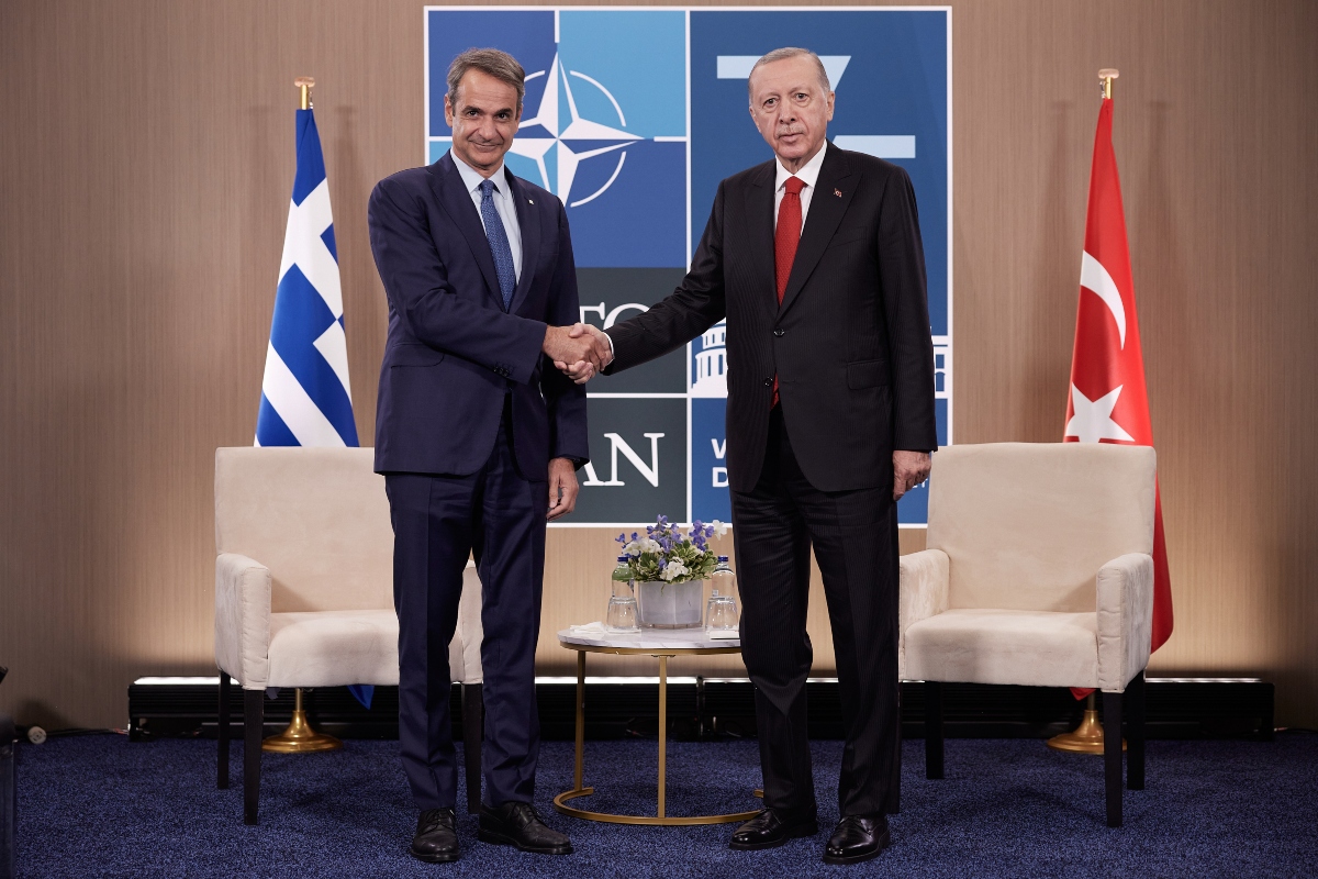 Mitsotakis, Erdoğan Discuss Bilateral Relations at NATO