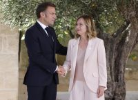 Μελόνι: «Εκδικείται» τον Μακρόν μέσω Λεπέν