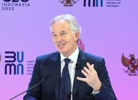 Βρετανία: Ο Τόνι Μπλερ συνιστά στους Εργατικούς σκληρή γραμμή στο μεταναστευτικό